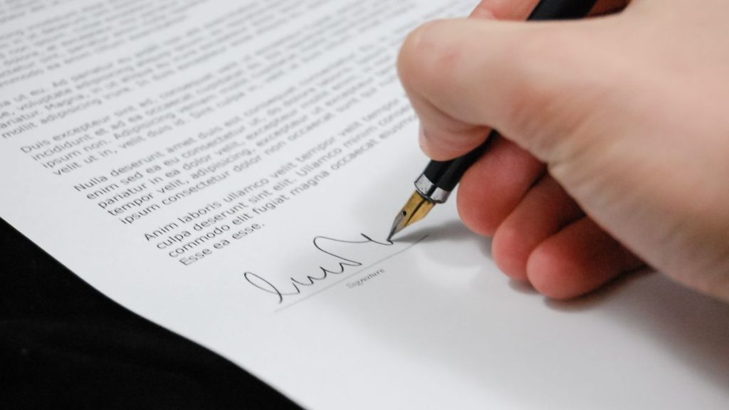 Documents et acte notarié à signer lors du règlement d'une succession à Vincennes