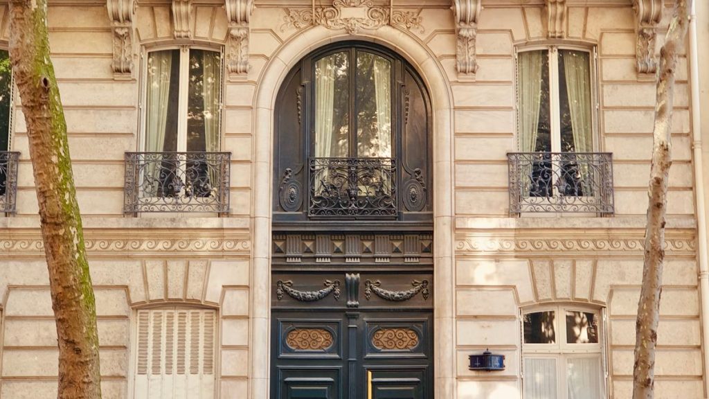 Façade haussmannienne en automne, bâti caractéristique de l'immobilier à Vincennes